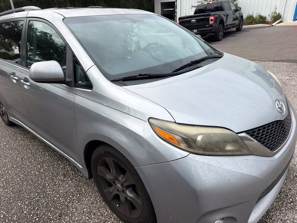 2016 Toyota Sienna SE 8 Passenger